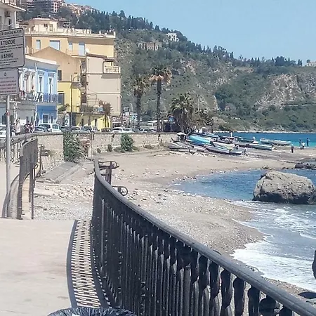 Lucia & Giovanni Panzió Giardini-Naxos